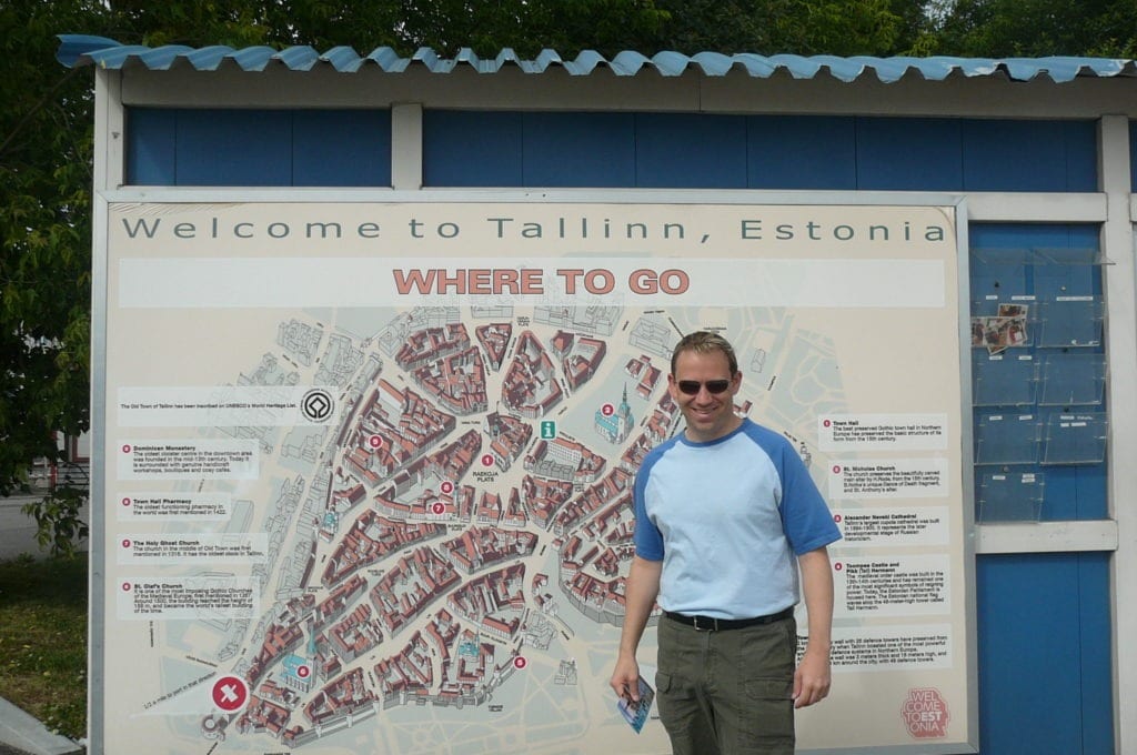 Shawn Power at the "Welcome to Tallinn" sign