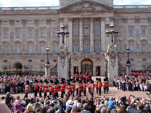 changing of the guard at buckingham palace